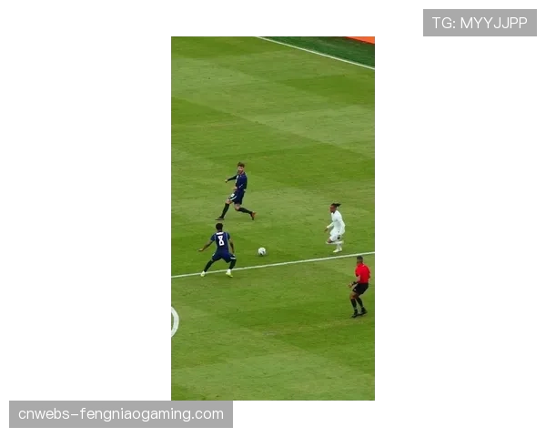 特写镜头：姆巴佩主罚任意球前，长时间观察对方人墙与门将的微小移动
